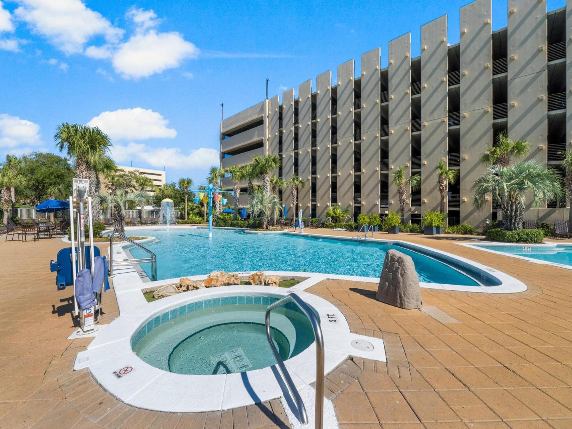 Emerald 1030 Apartment